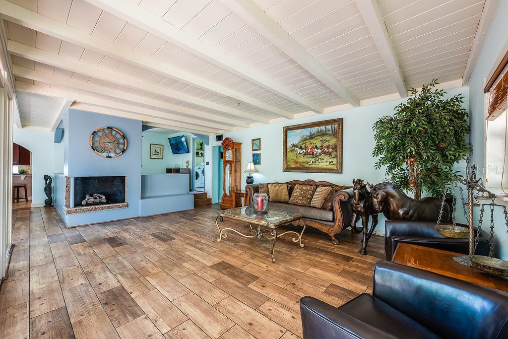 1835 OAK LANE