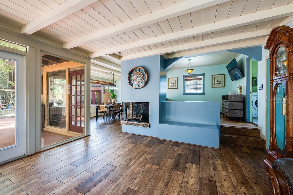 1835 OAK LANE