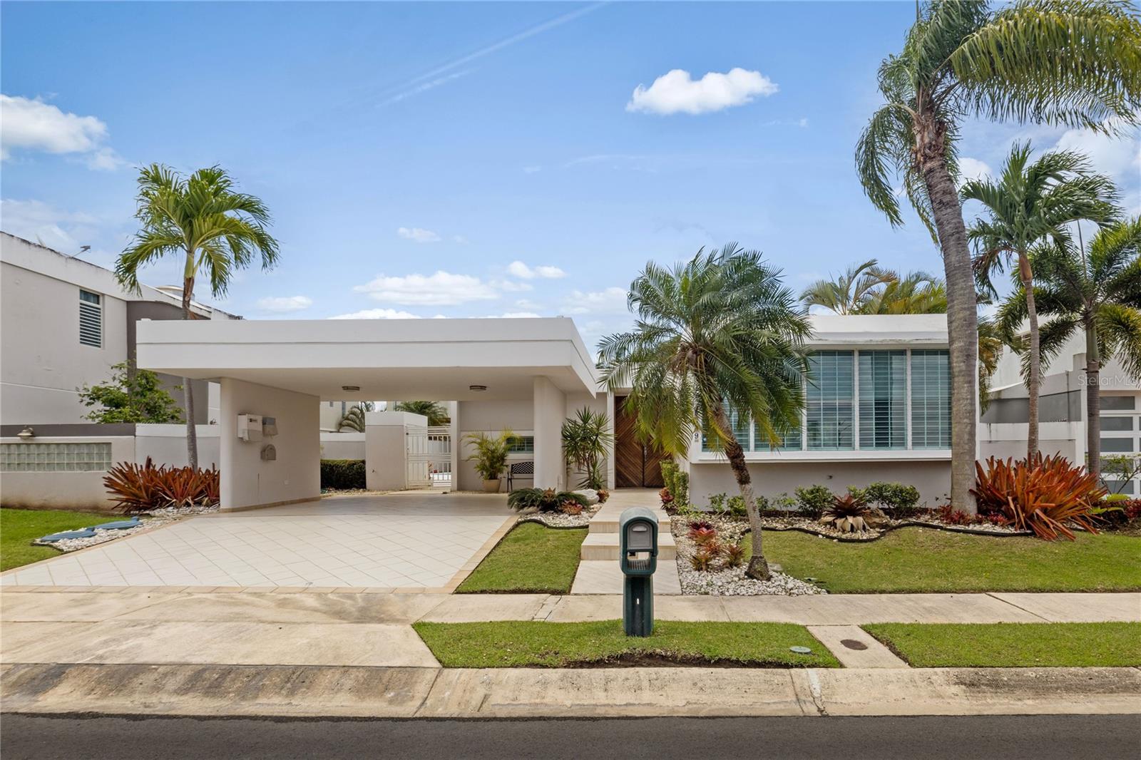 Located in the desirable Los Paseos de Dorado community, this beautifully maintained residence sits within a private gated community featuring 24/7 double security access. The home offers 3 bedrooms, 2 bathrooms, a fully equipped kitchen, comfortable living and dining areas, a covered terrace, and 2 covered parking spaces. Enjoy the convenience of a 20 kW generator, water cistern, and your own private pool, ideal for relaxing or entertaining. Close to top-rated schools, restaurants, supermarkets, and pharmacies. Don’t miss the chance to live in one of Dorado’s most attractive communities.