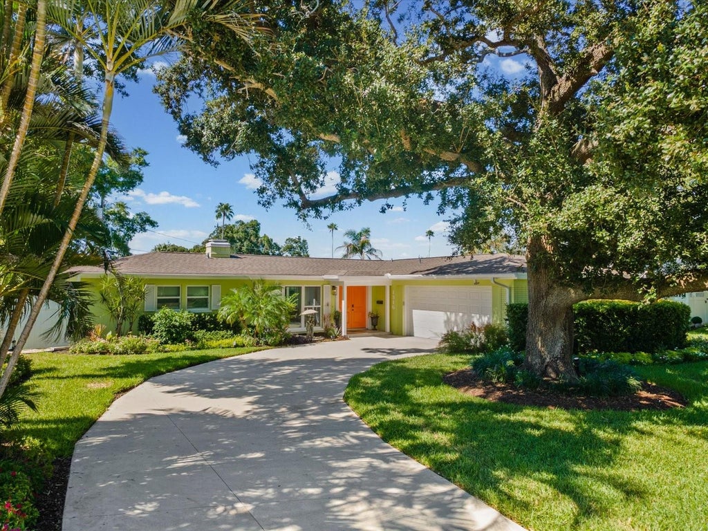 Photo of 1316 Golf View Drive, Belleair, FL 33756 (MLS # TB8558935)
