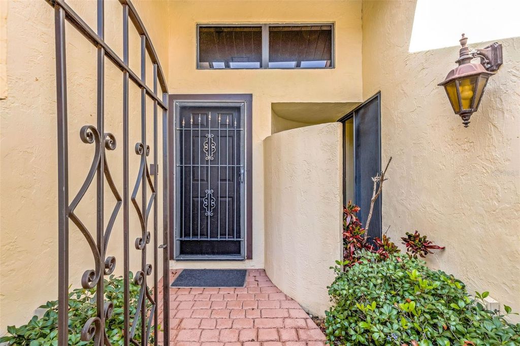 Photo of 440 Palmetto Court #5, Venice, FL 34285 (MLS # N6142412)