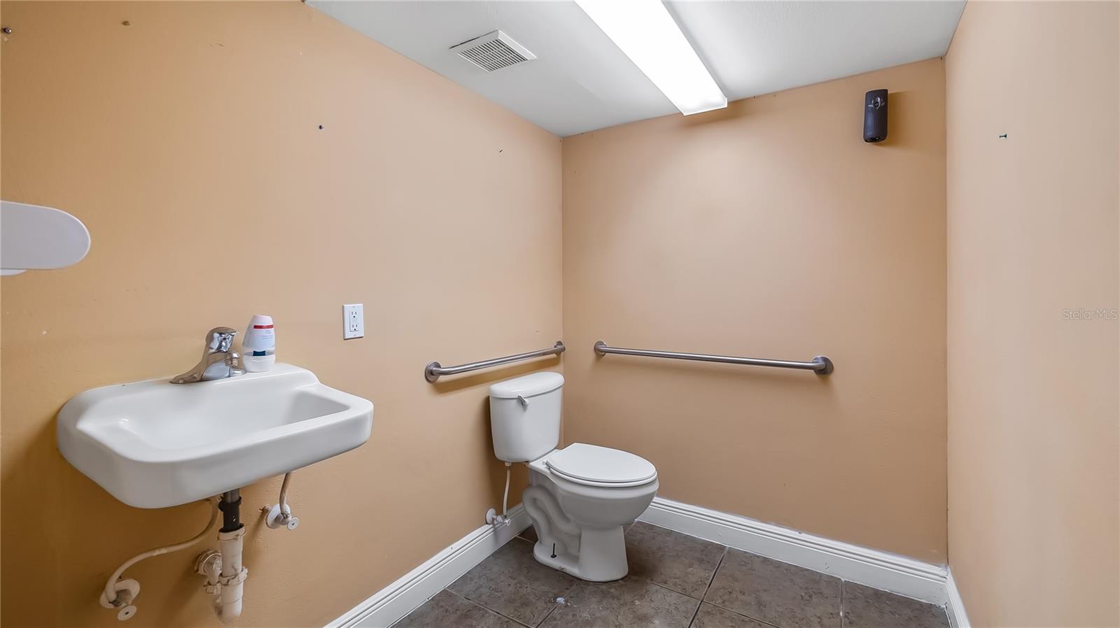 TAVARES LAKEWOOD PARK - Commercial Lease