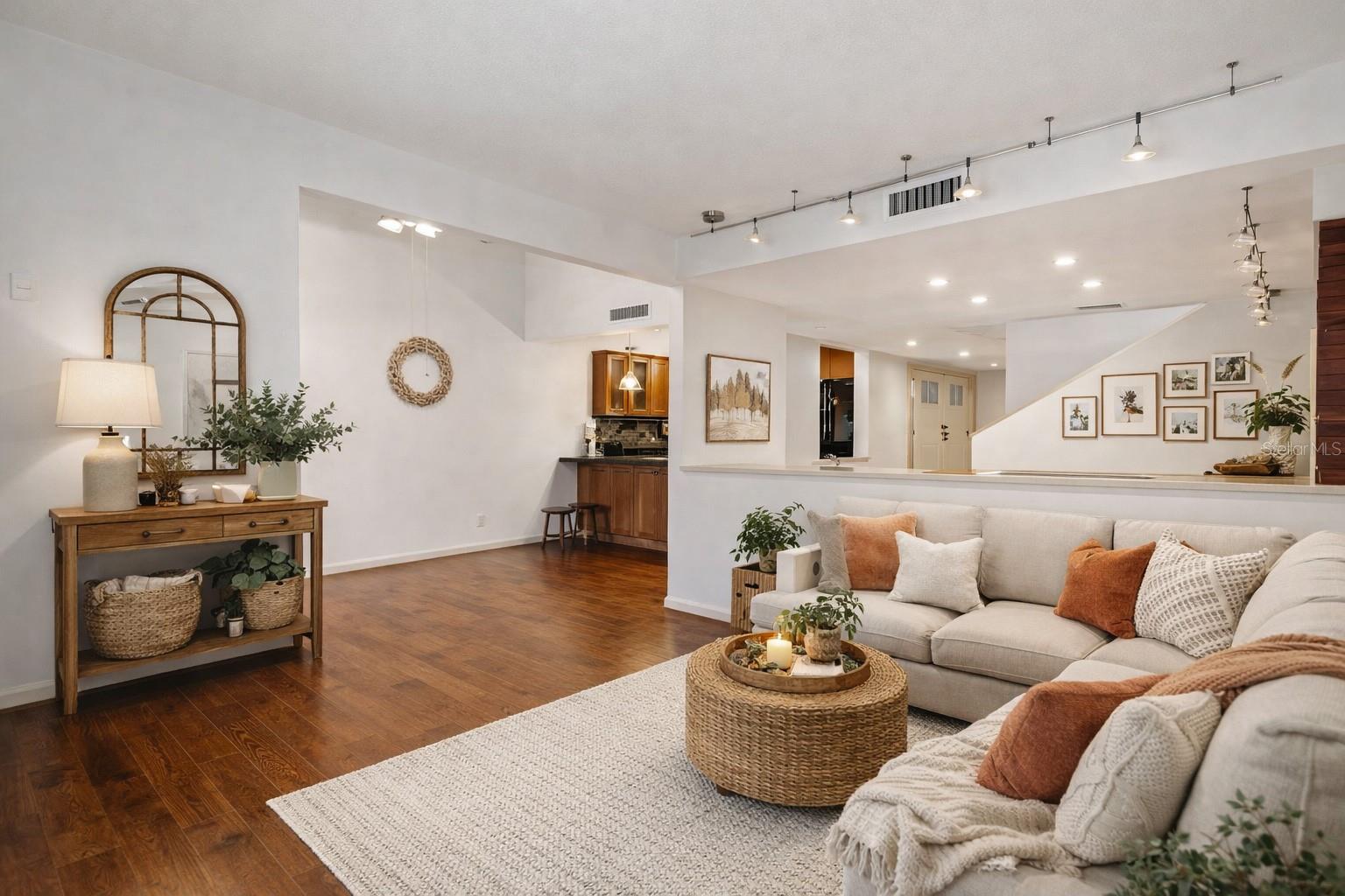 CARROLLWOOD VILLAGE TWINLAKES - Residential