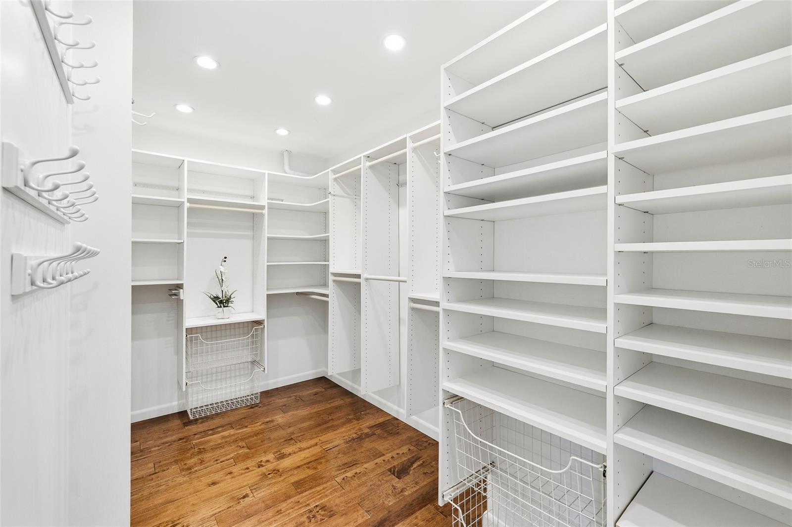 CARROLLWOOD VILLAGE TWINLAKES - Residential