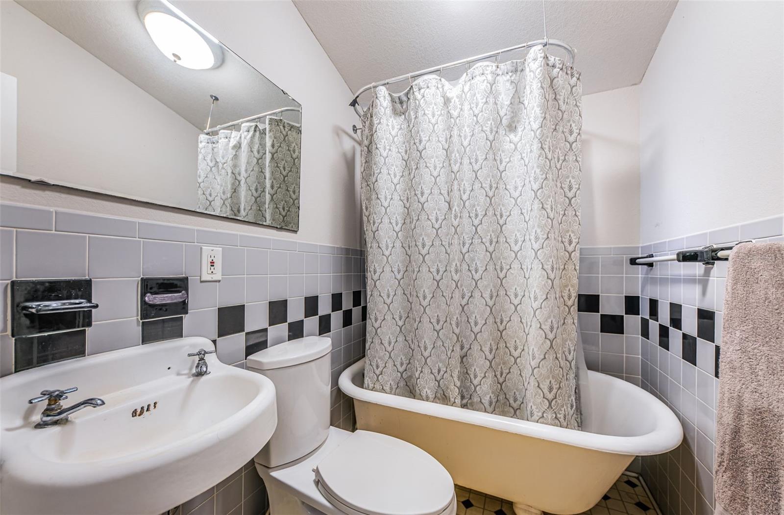 LONGLEYS SUB - Residential Lease