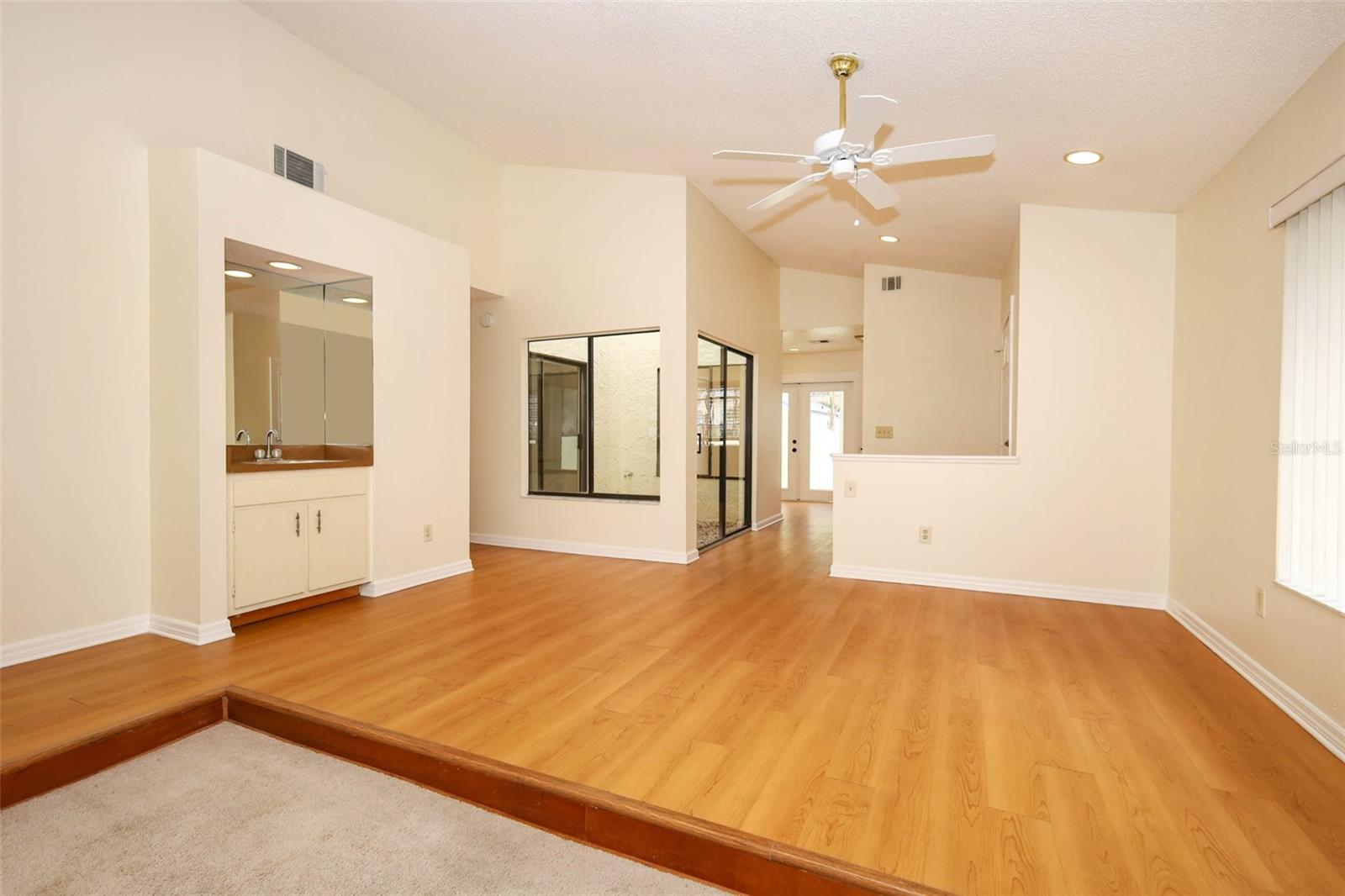 LANDINGS THE - Residential