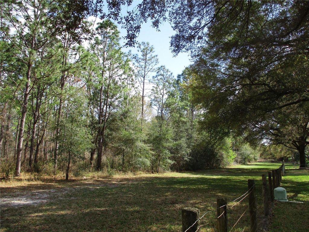 Photo of 14464 SW 112th Circle, Dunnellon, FL 34432 (MLS # OM720538)