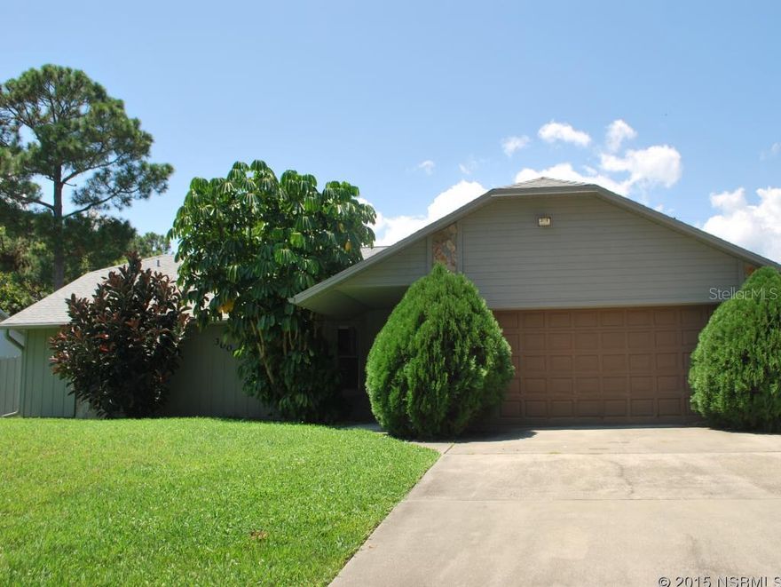 SITS HIGH OFF THE STREET.  NEAT & CLEAN, READY TO MOVE IN. NEW APPLIANCES WITHIN LAST 2 YEARS. LARGE BEDROOM IN THIS SPLIT FLOOR PLAN. SPRINKLER SYSTEM. ;Water: City