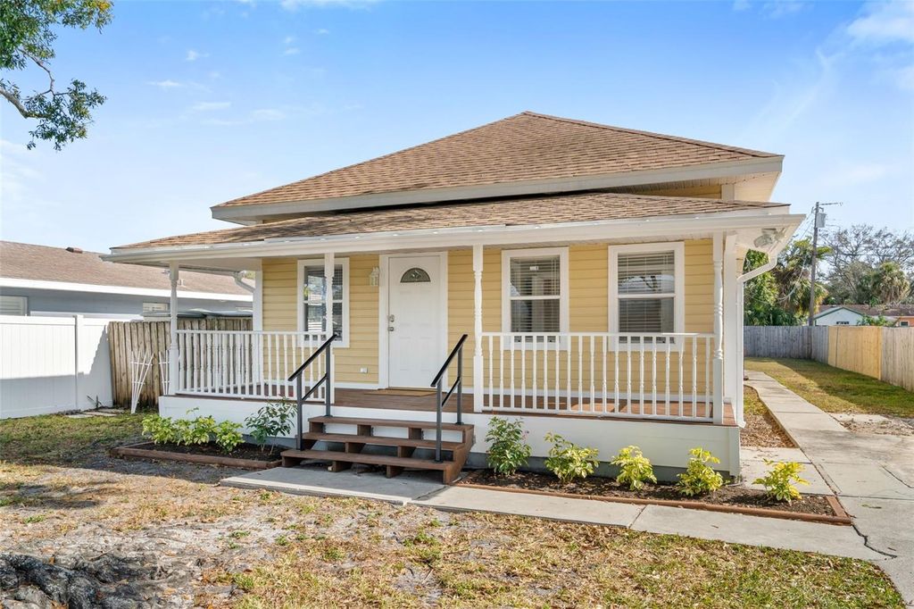 Photo of 1216 26th Avenue W, Palmetto, FL 34221 (MLS # A4676936)