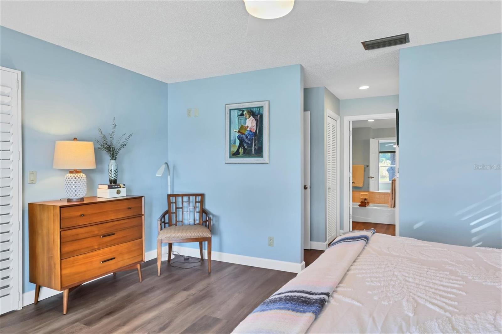 LAKESHORE VILLAGE - Residential