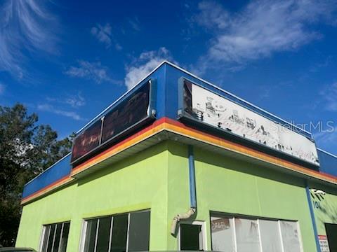 This 1,500 sqft end unit offers 8 parking places, 1 handicap parking space. It has a corner view of Orange Blossom Trail. Great Highway Exposure! Cam $558.75 monthly and 7% sales tax. Cam excludes Trash, Electric, Water.