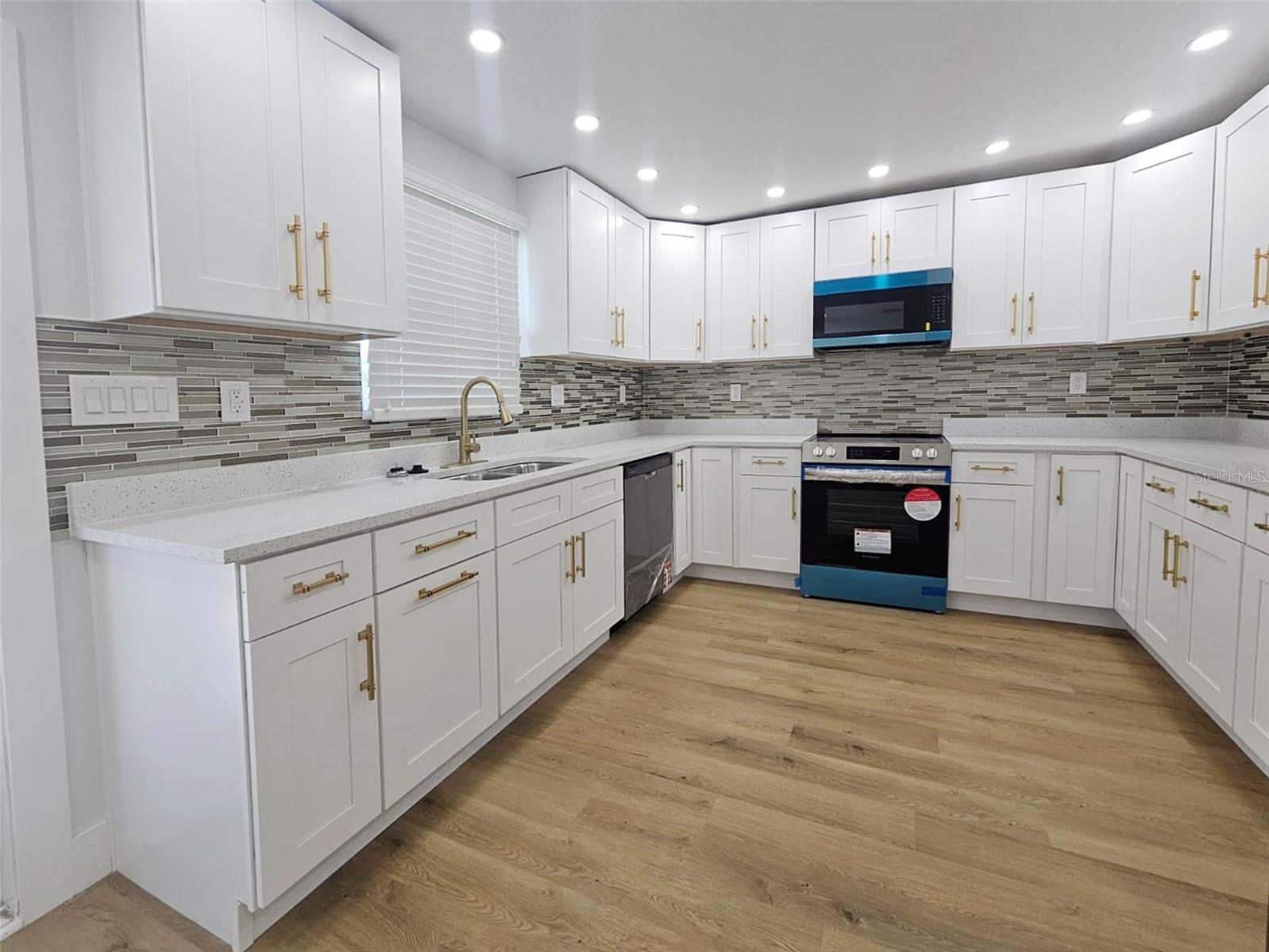 PINE CREST MANOR UNIT 3 - Residential