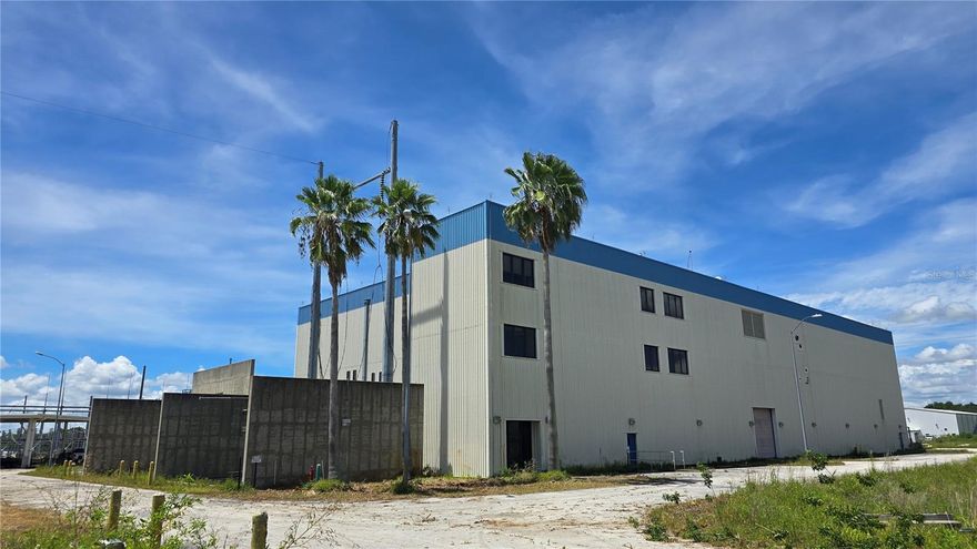 Large industrial site ready for remodel or redevelopment in Auburndale Florida. The property is comprised of 6 industrial buildings with plenty of additional land for truck parking/ storage. 
Phase 1 survey has been completed and came back clean.