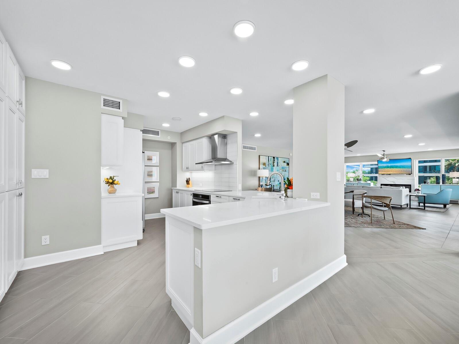 LONGBOAT KEY TOWERS - Residential