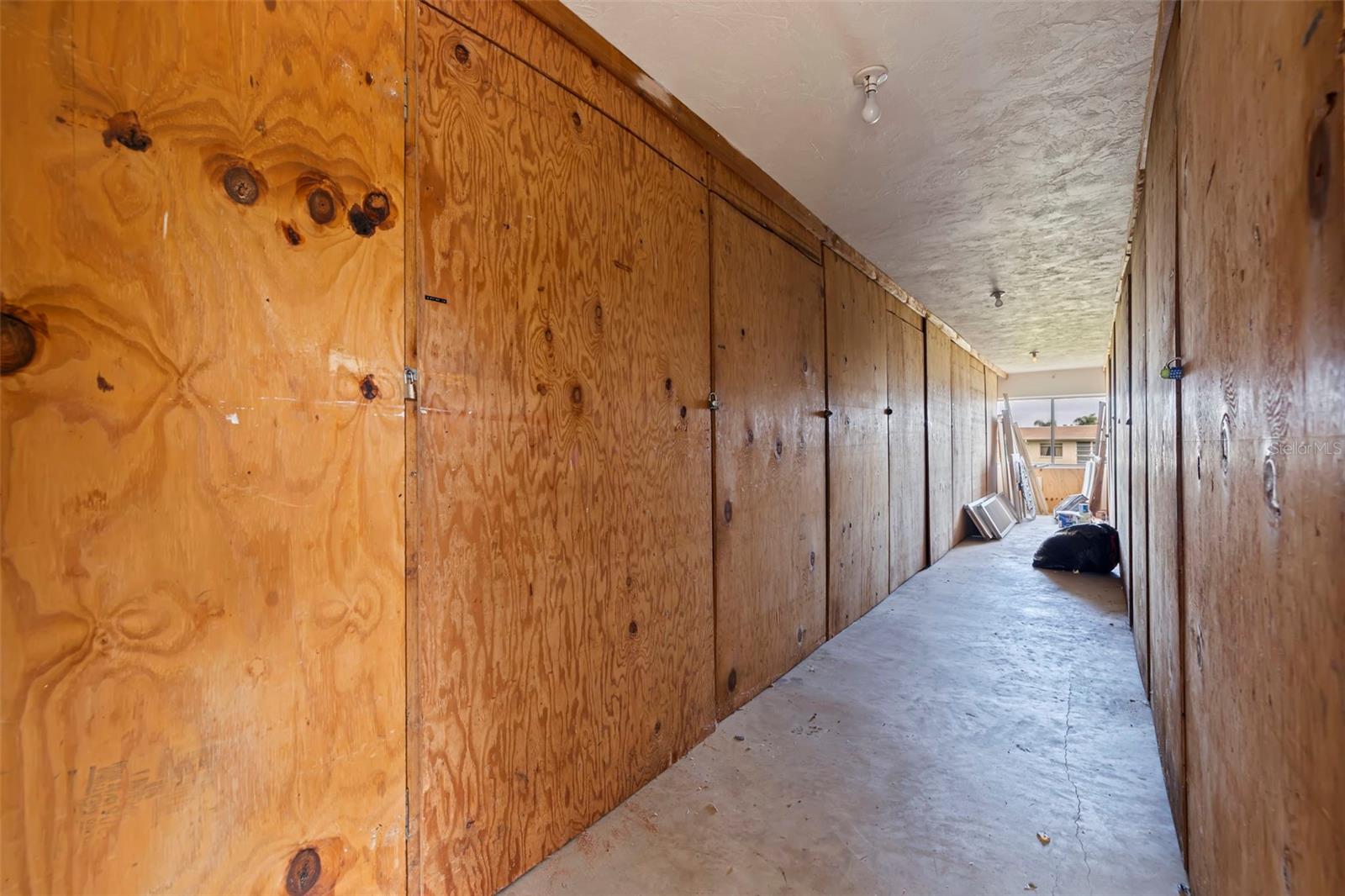 LAKE OVERLOOK APTS - Residential