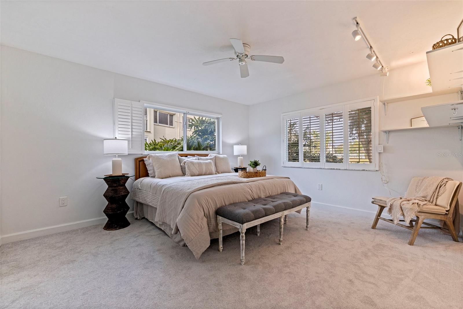 LAKE OVERLOOK APTS - Residential