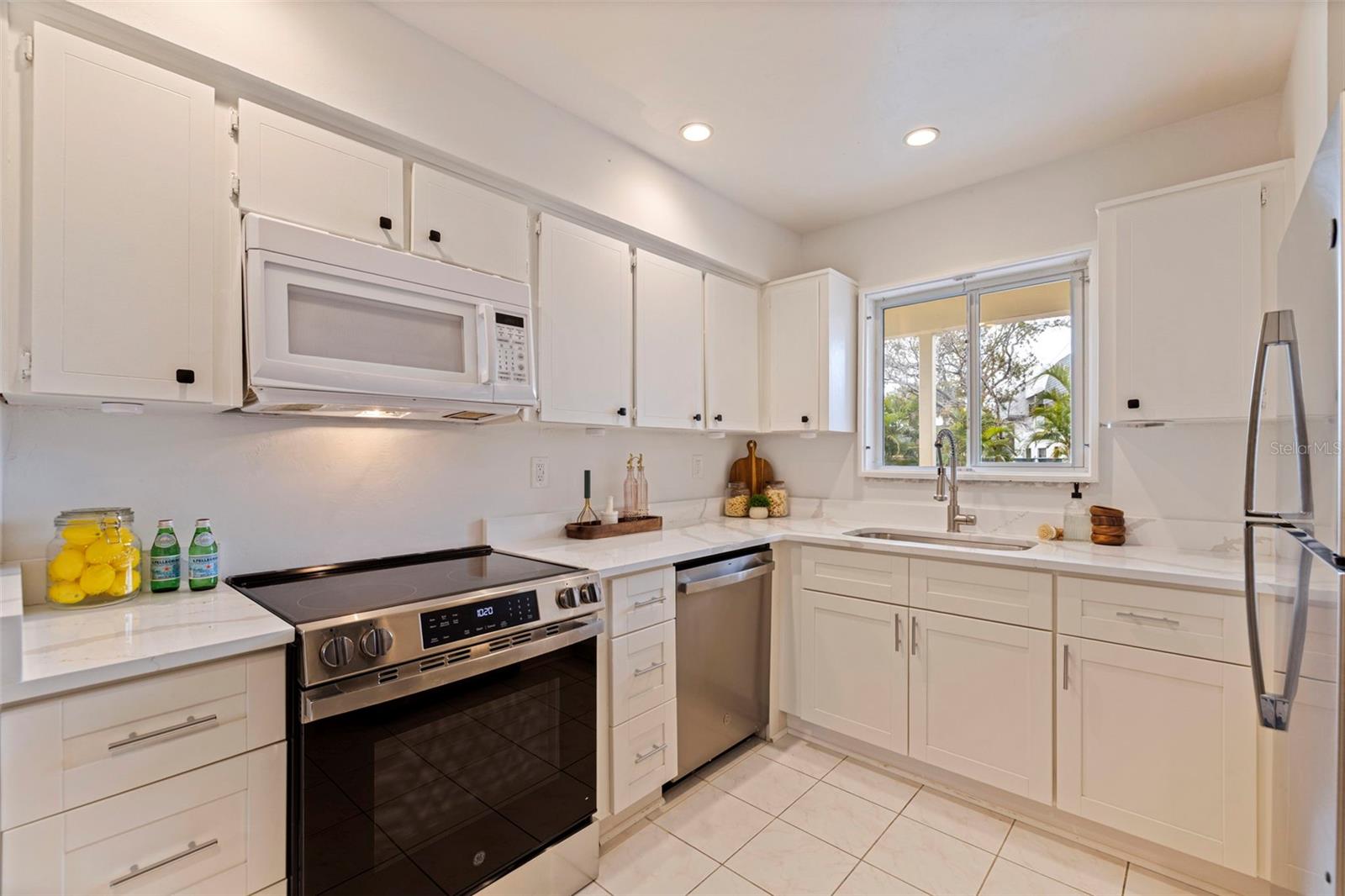 LAKE OVERLOOK APTS - Residential