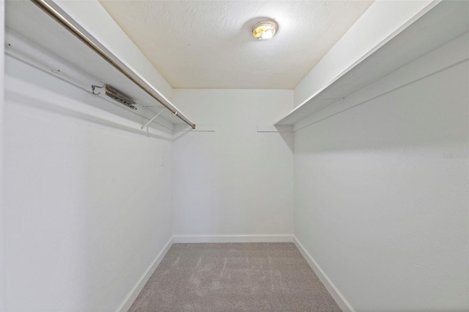 LAKE OVERLOOK APTS - Residential