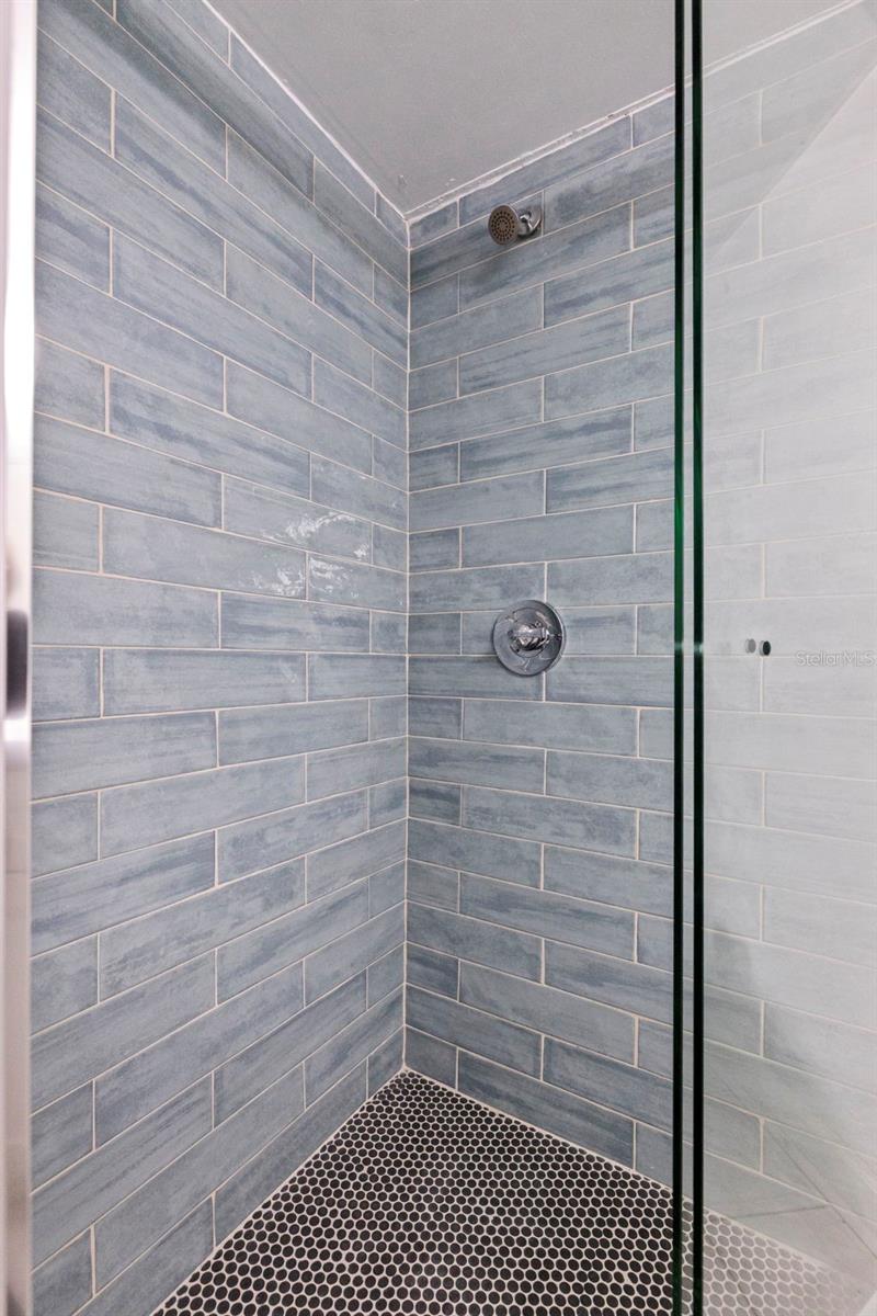 LAKE OVERLOOK APTS - Residential