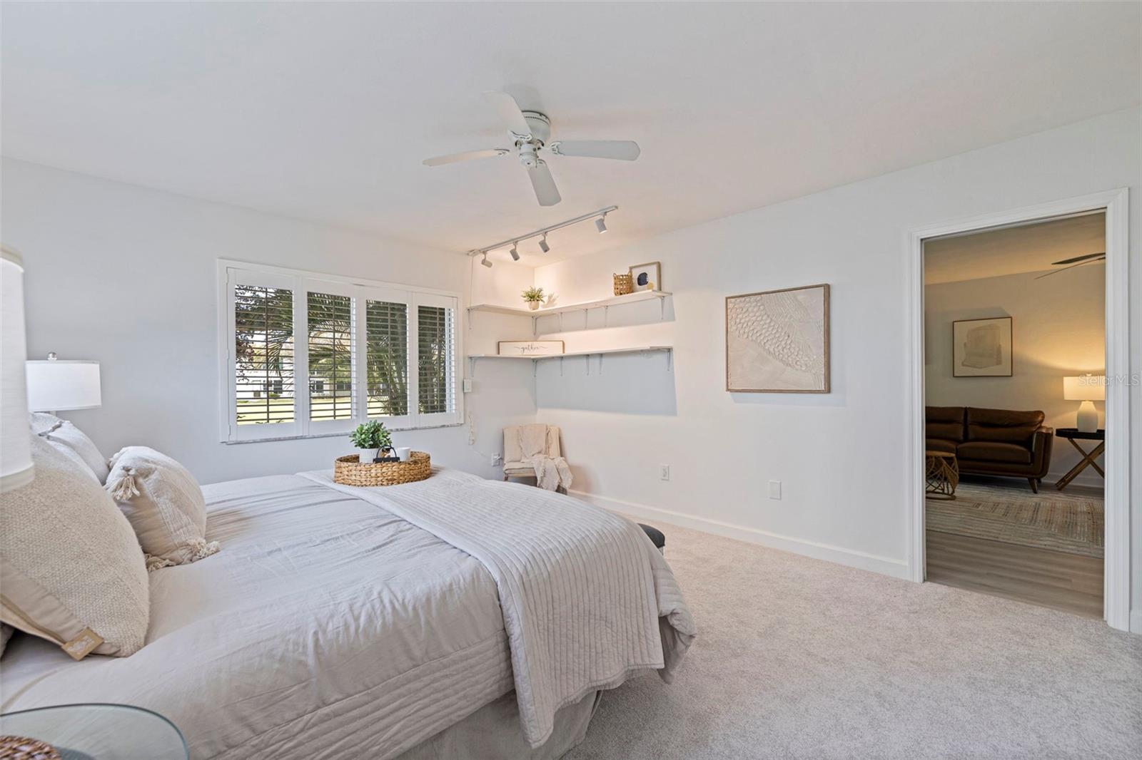 LAKE OVERLOOK APTS - Residential