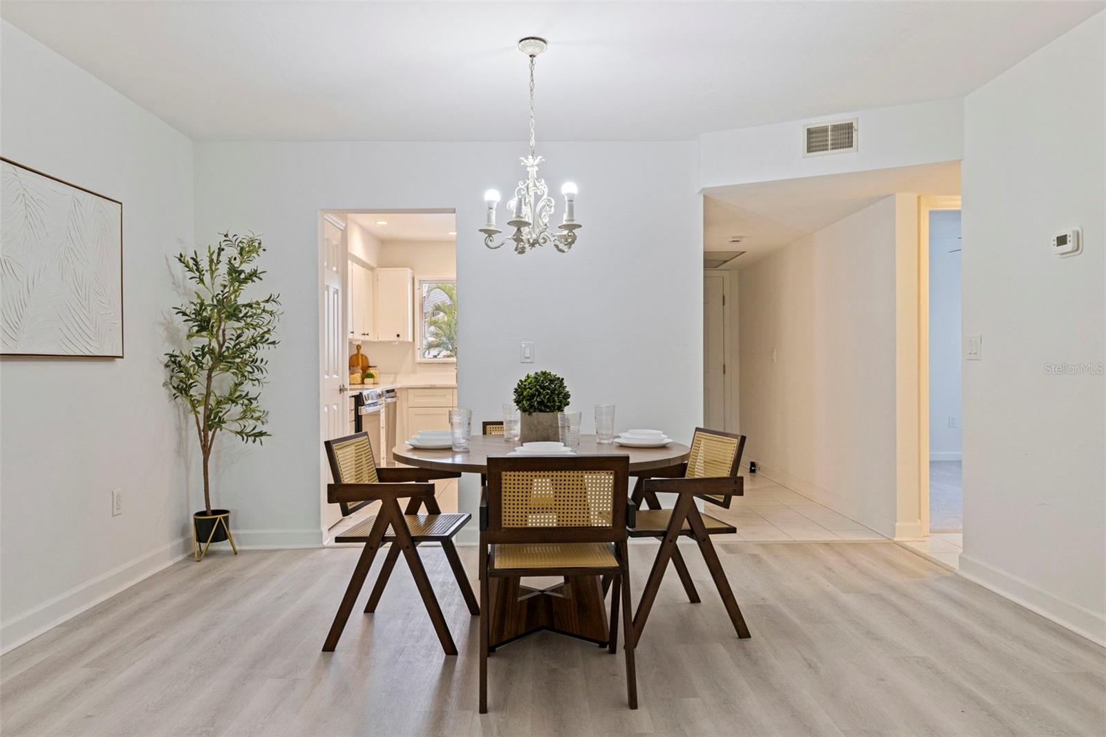 LAKE OVERLOOK APTS - Residential