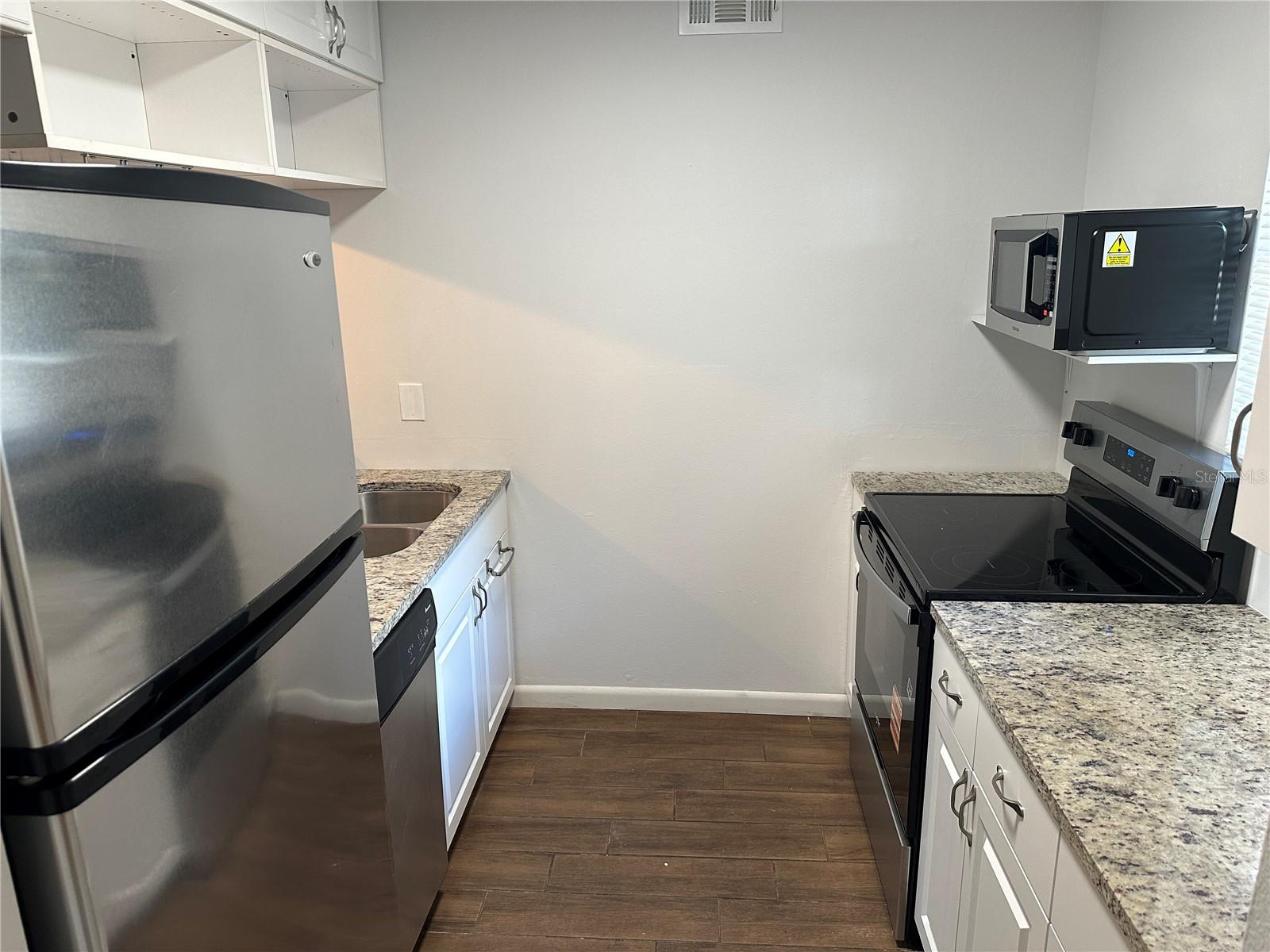 CARROLLBROOK LAKESIDE CONDOMIN - Residential Lease