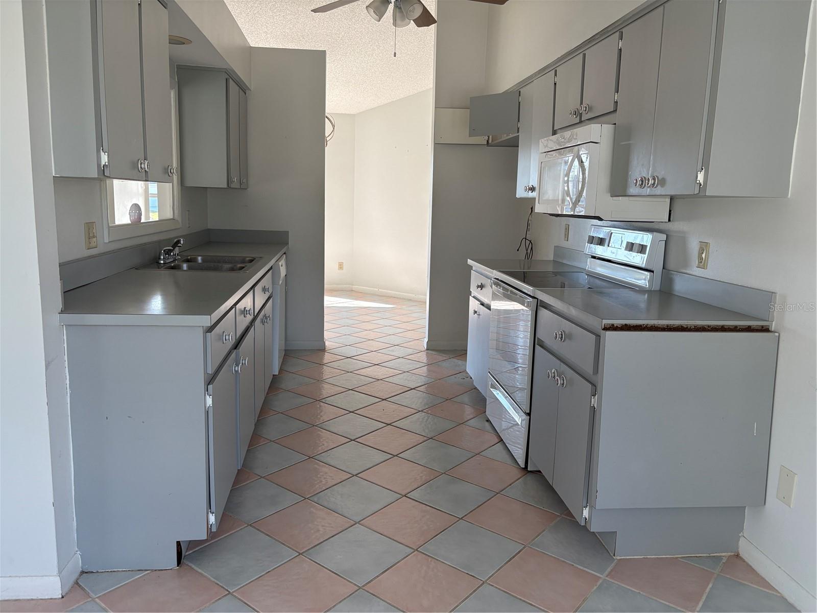 OAKWOOD VILLAGE BEVERLY HILLS PH 01 - Residential