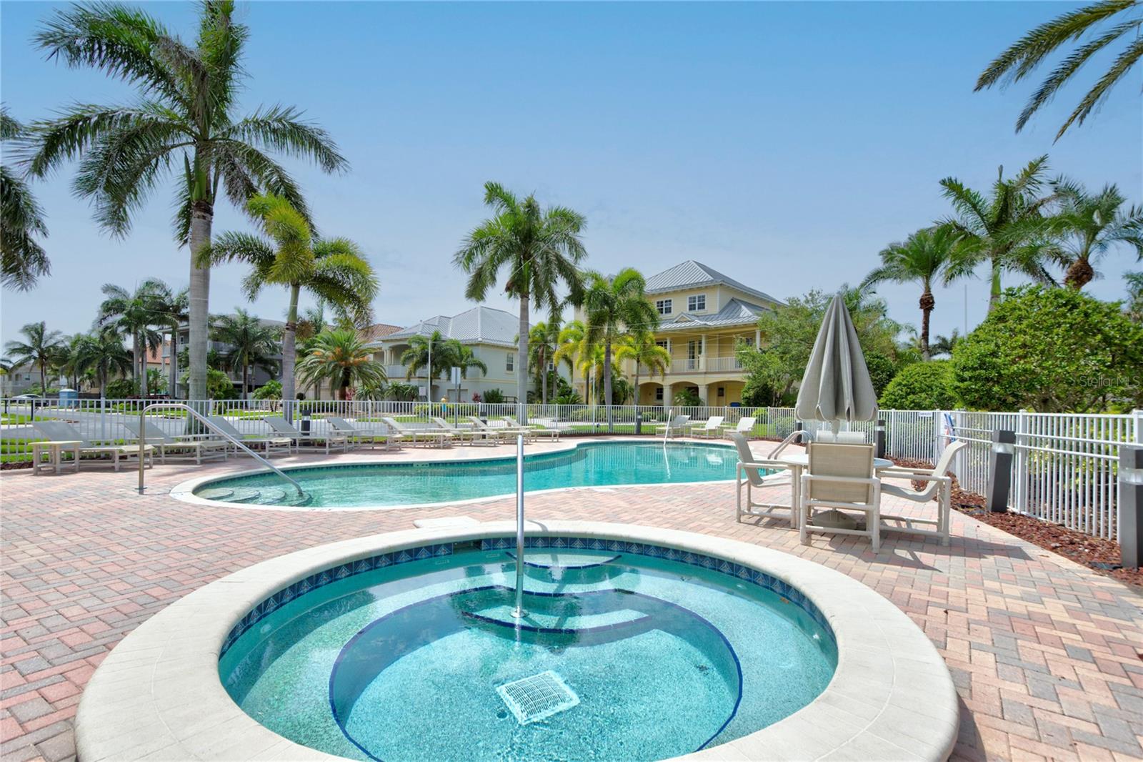 LAS FLORES - Residential Lease