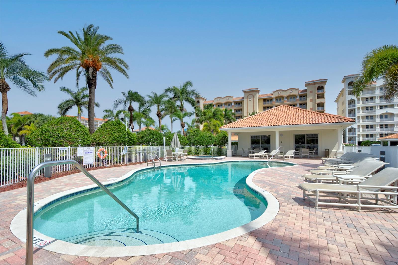 LAS FLORES - Residential Lease