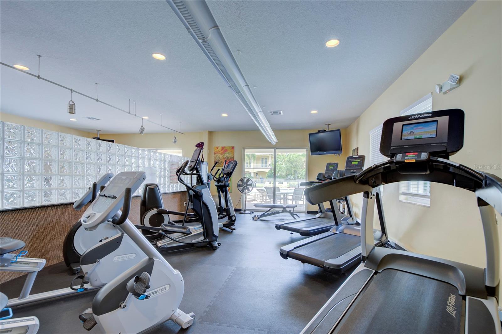 LAS FLORES - Residential Lease