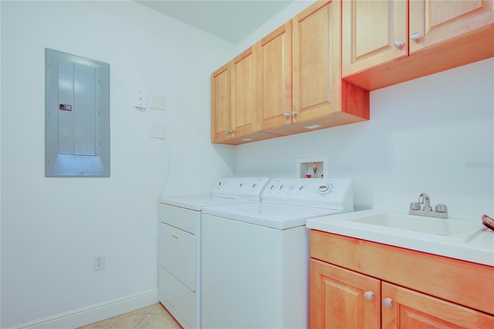 LAS FLORES - Residential Lease