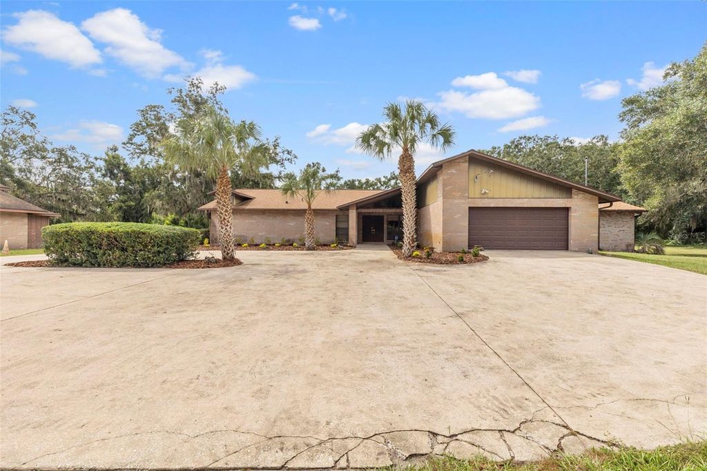 Photo of 309 Hidden Lake Drive, Brandon, FL 33511 (MLS # TB8392635)