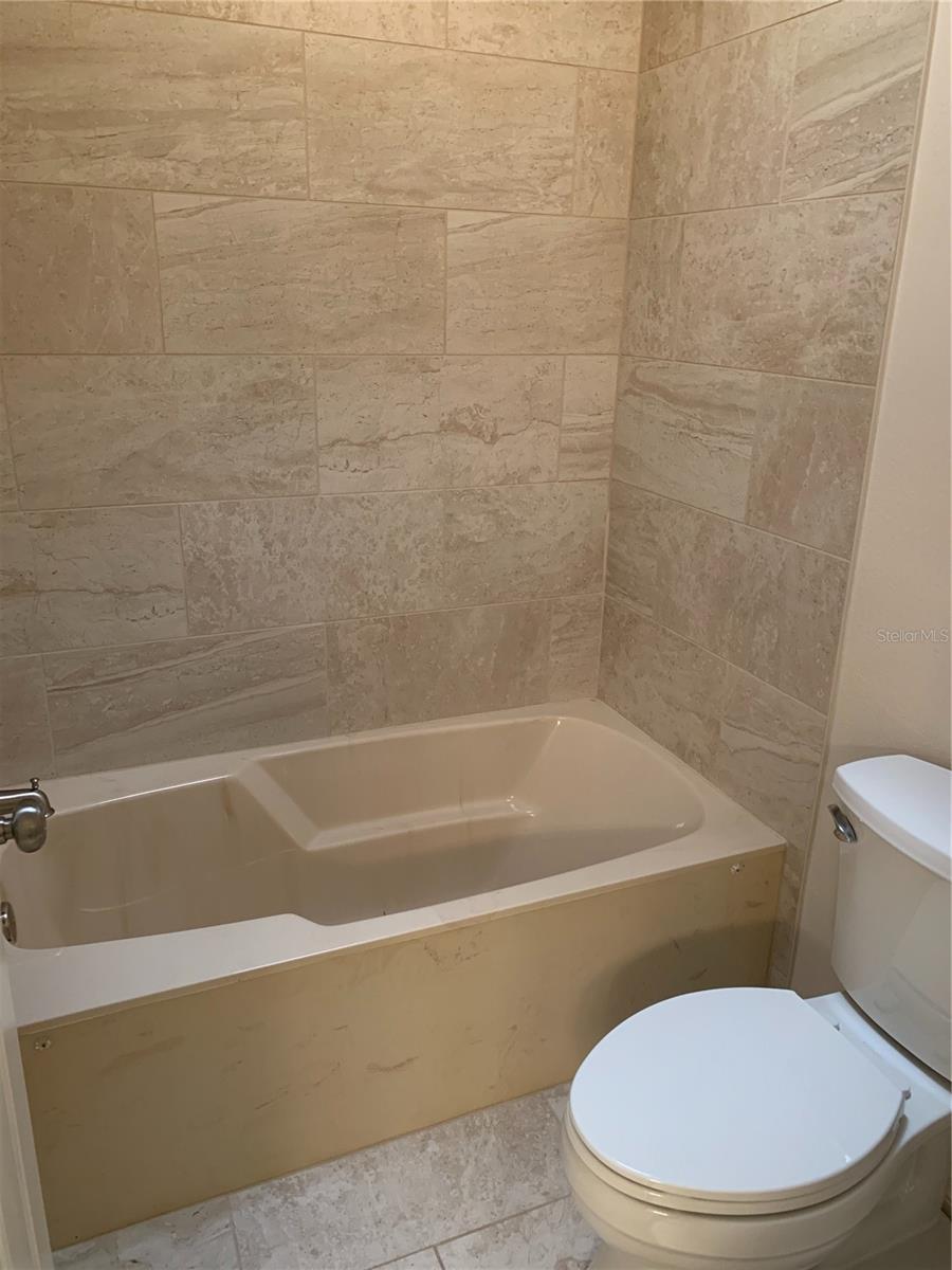 LAUREL OAKS AT COUNTRY WOODS CONDO - Residential Lease