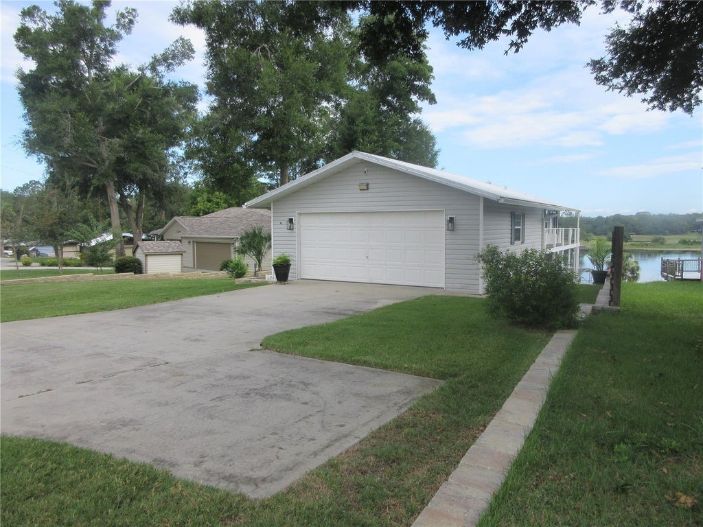 Photo of 16849 SE 59th Place, Ocklawaha, FL 32179 (MLS # OM726650)