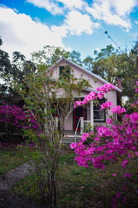 Photo of 748 W Florence Avenue, Deland, FL 32720 (MLS # O6312086)