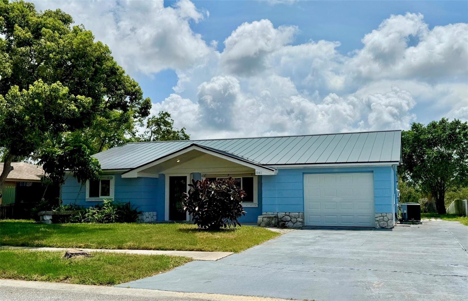 FOREST HILLS - Residential Lease