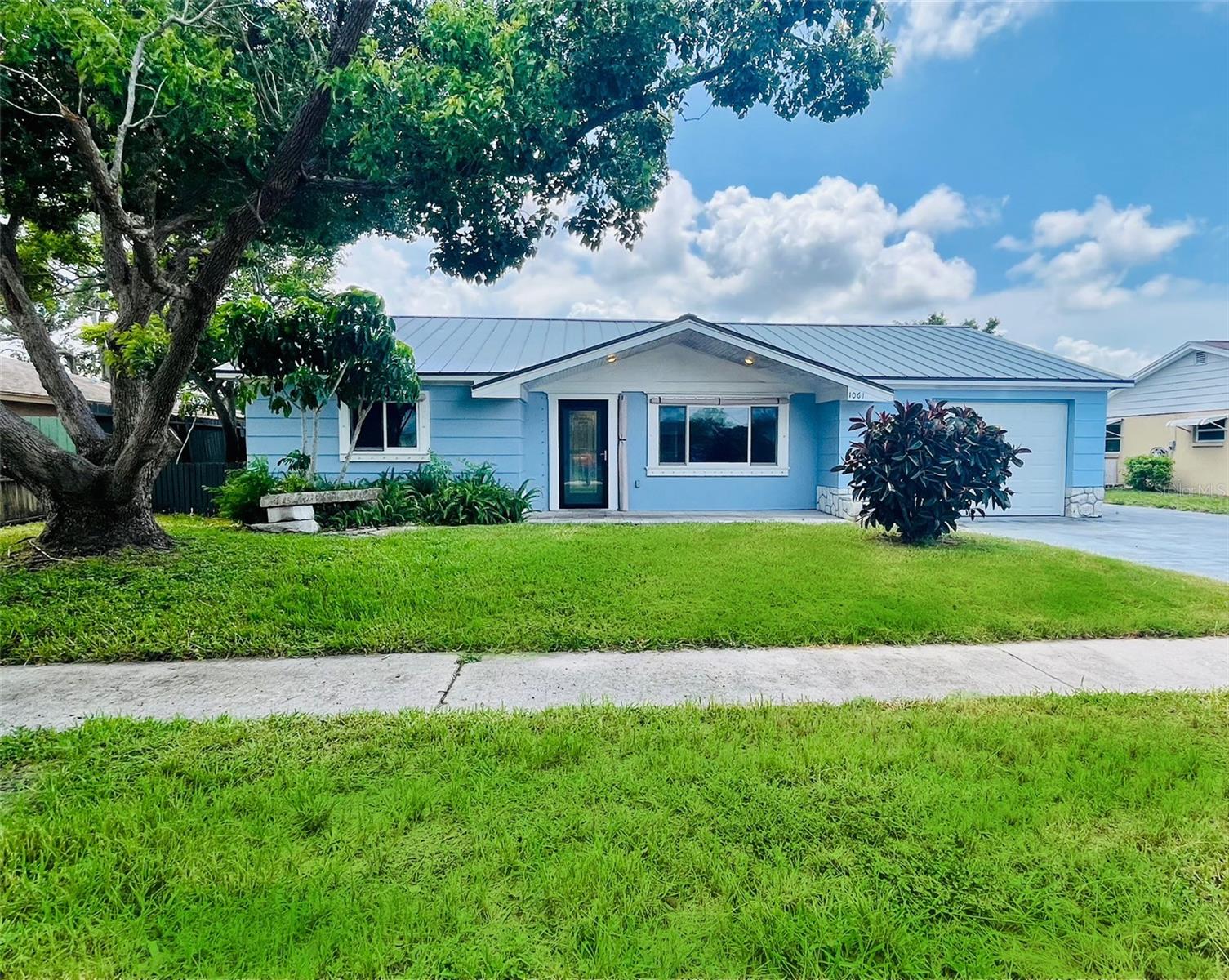 Waterfront Annual Rental – 3 Bed, 2 Bath on the Anclote River | $2,500/month
1061 Rushmore Dr, Holiday, FL 34690
Live the Florida waterfront lifestyle in this charming 3-bedroom, 2-bath single-family home with a 1-car garage, located directly on the scenic Anclote River in the peaceful Holiday Hills neighborhood.
Step out your back door and enjoy boating, fishing, kayaking, or paddleboarding right from your own backyard! With direct boating access, you're just 20 minutes from the vibrant waterfront restaurants of Tarpon Springs and the open waters of the Gulf of Mexico.
Relax and unwind with day trips to the stunning sandbars of Anclote Island or explore nearby destinations like Palm Harbor and New Port Richey—each only 15-20 minutes away. For even more adventure, you're just a 30–40 minute drive to John's Pass, downtown St. Petersburg, and Tampa.
Rental Details:
Rent: $2,500/month
Annual lease
First month’s rent, last month, and security deposit required at lease signing
Don’t miss this opportunity to enjoy waterfront living with quick access to some of Florida’s most beloved Gulf Coast destinations!
