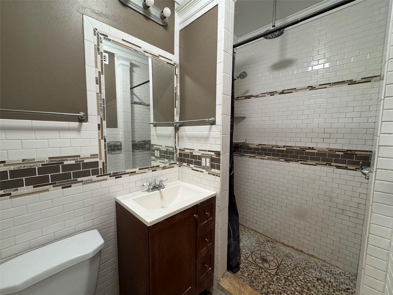 FOREST HILLS - Residential Lease