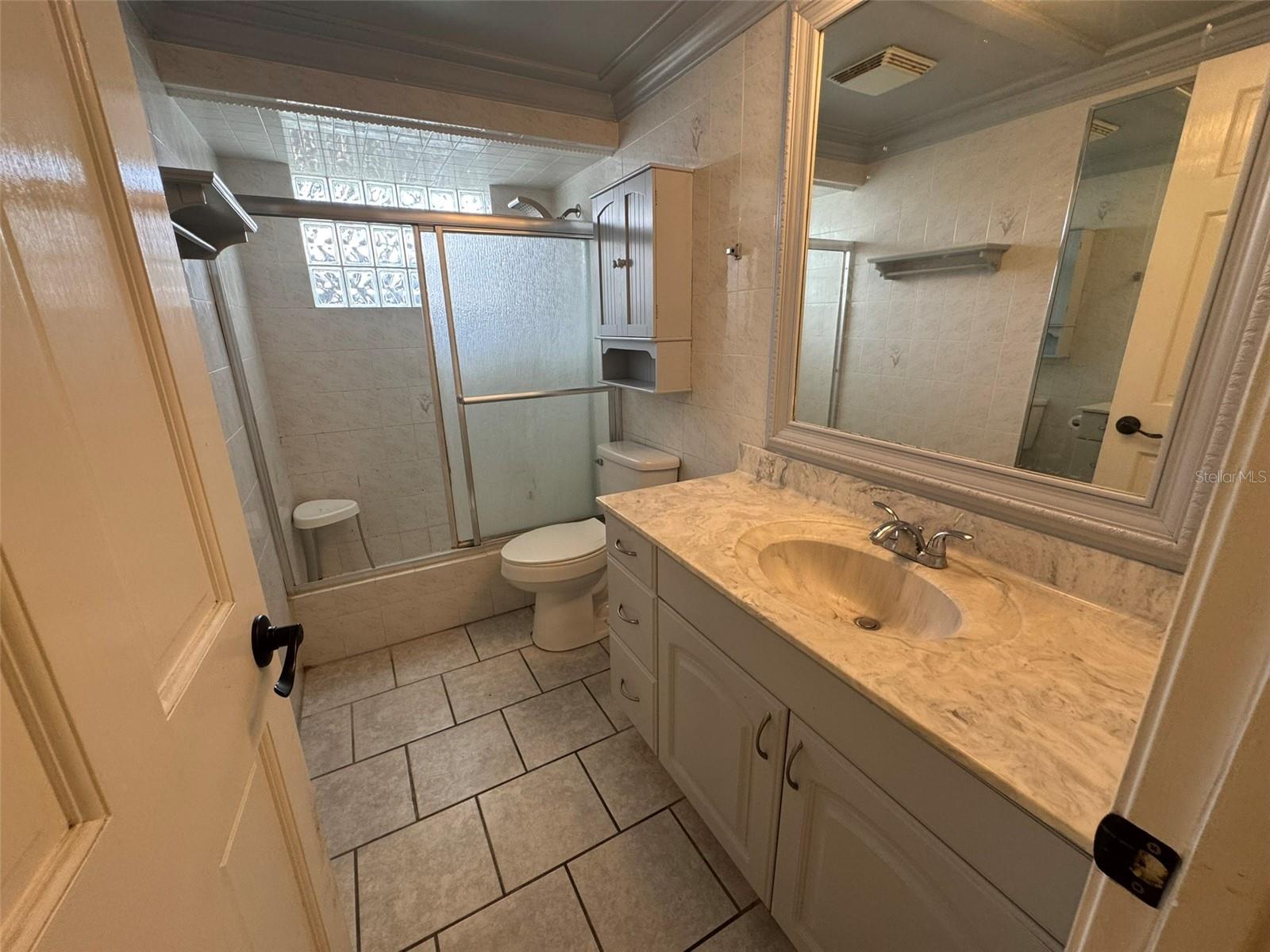 FOREST HILLS - Residential Lease