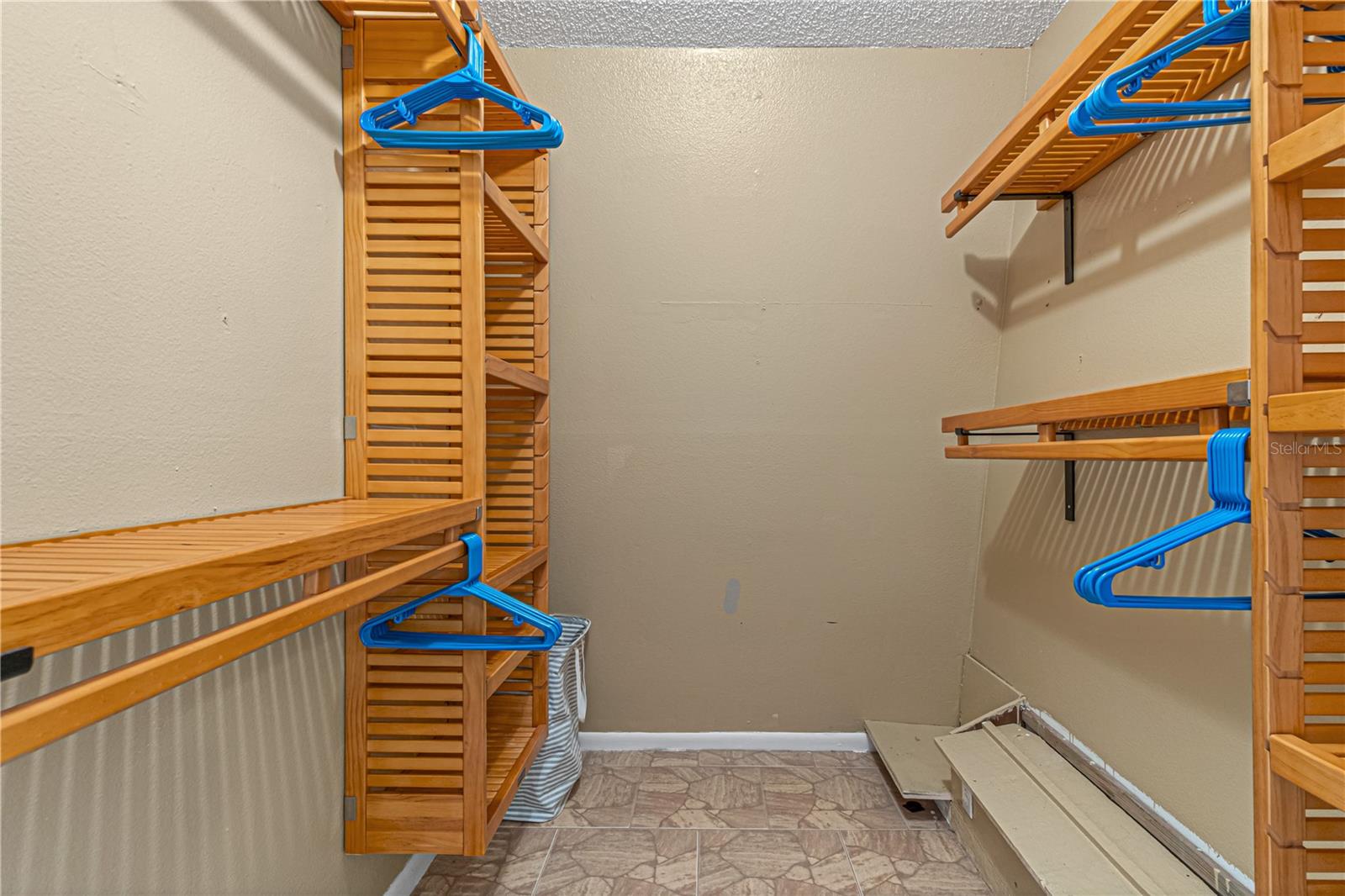 CEDAR DUNES CONDO PH 01-05 - Residential Lease