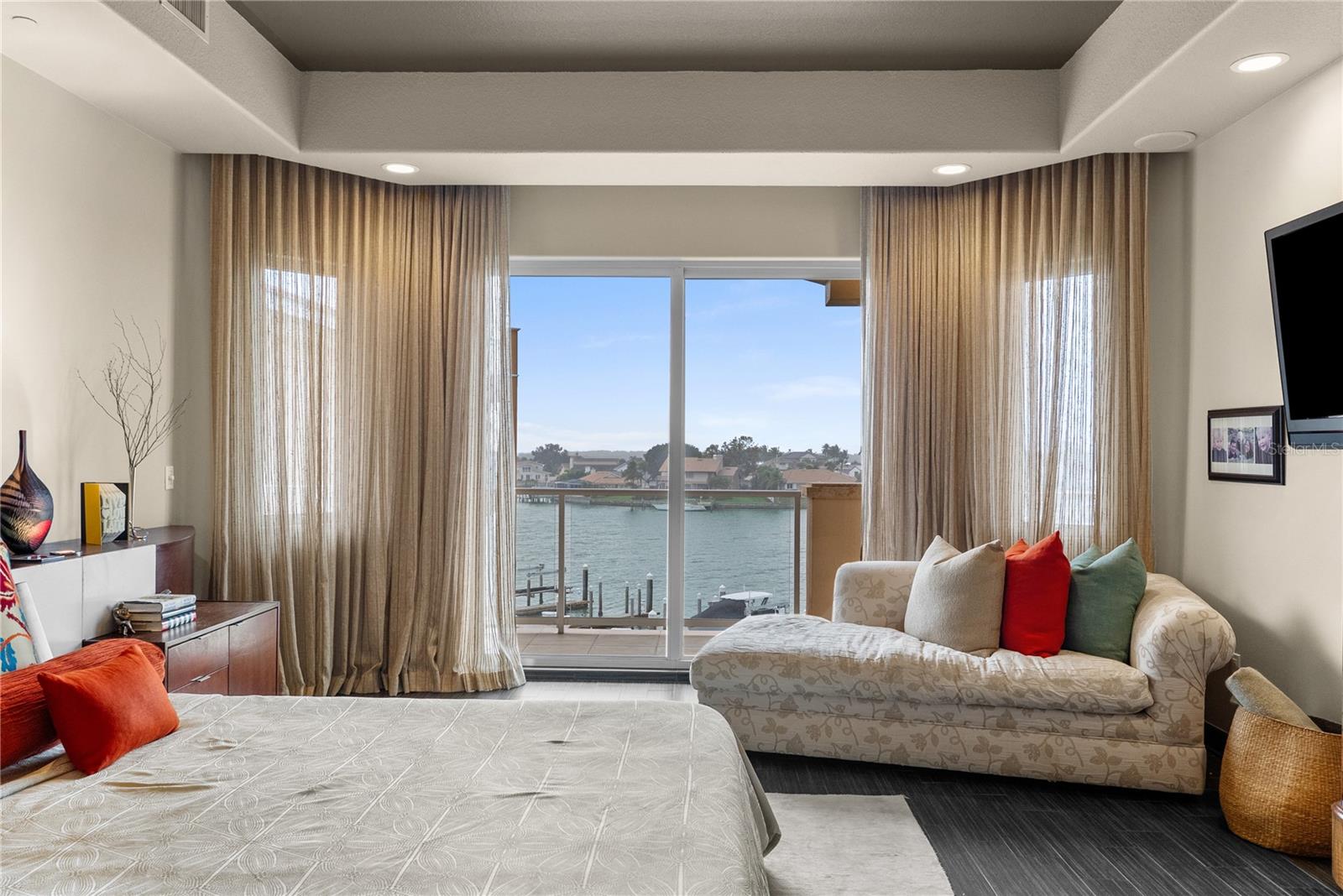 POINTE AT MARINA BAY CONDO THE - Residential