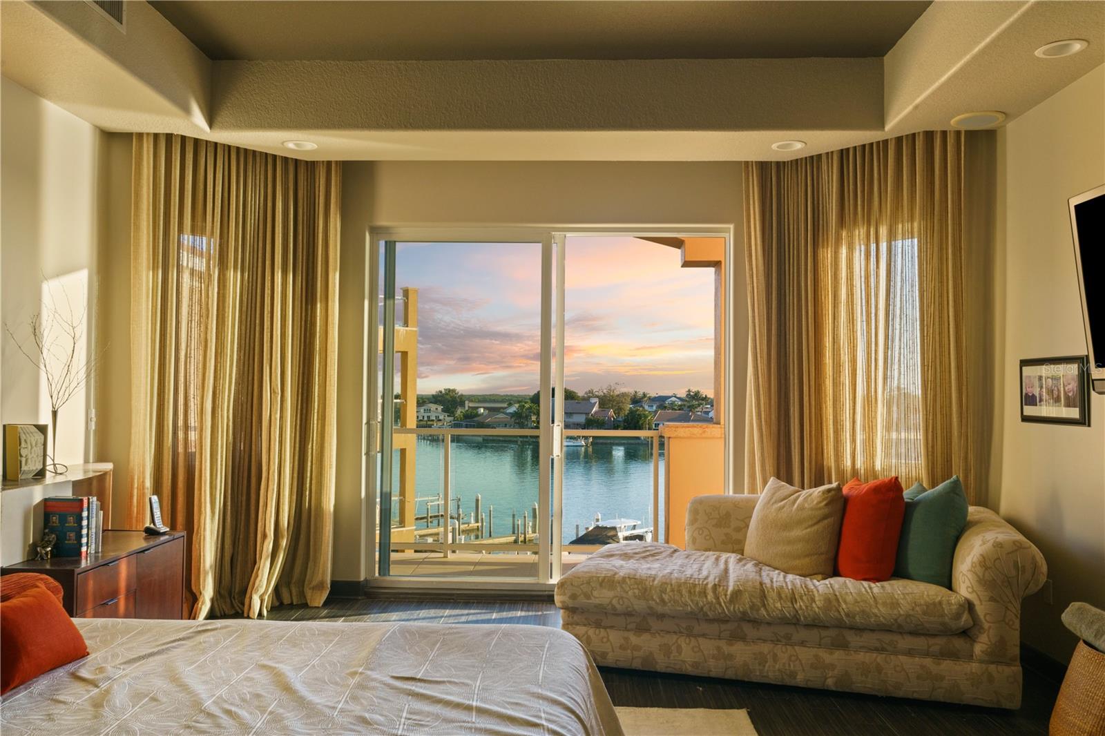 POINTE AT MARINA BAY CONDO THE - Residential