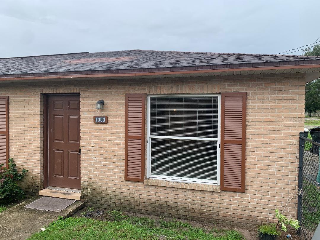 Spacious 2 Bedroom, 1 Bathroom rental available in Lakeland with open parking. This is a must-see property.
