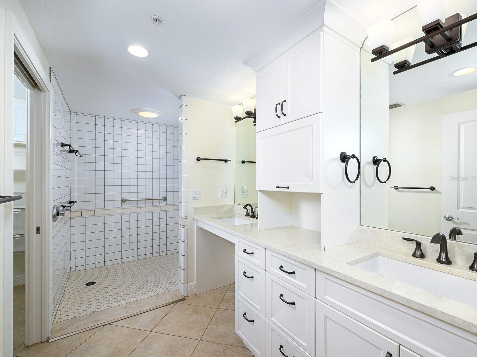 BAY PLAZA - Residential