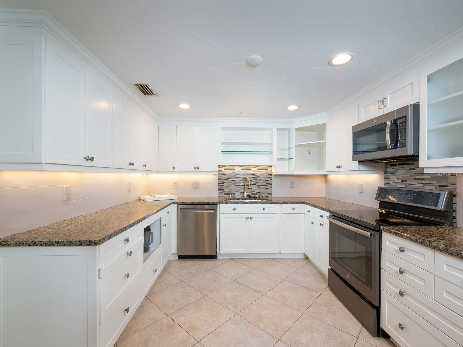 BAY PLAZA - Residential