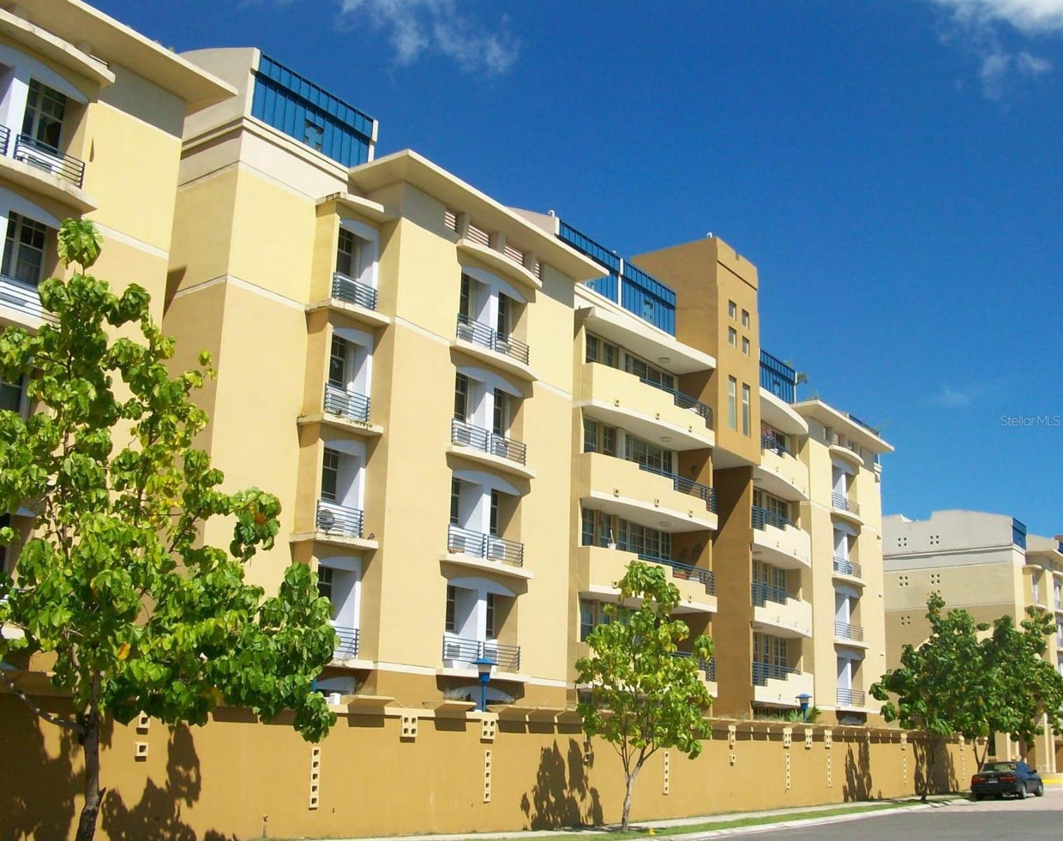 Modern and Spacious Penthouse
Live large in this spectacular two-level penthouse in Valle Santa Cecilia, Caguas! This unique property offers all the space and comfort you're looking for: three spacious bedrooms, three full bathrooms, living room, dining room, fully equipped kitchen, family area, pantry, balcony, and a beautiful terrace perfect for outdoor enjoyment. It includes three parking spaces (two on the second level and one covered), a convenient storage unit, and comes equipped with a refrigerator, stove, washer, dryer, five air conditioning units, and a water heater. The complex features controlled access and 24/7 security, a Clubhouse, fully equipped and recently remodeled Gym, Pool, Gazebos, and volleyball and basketball courts. Ideal for living in style and comfort. Don’t miss this great opportunity!