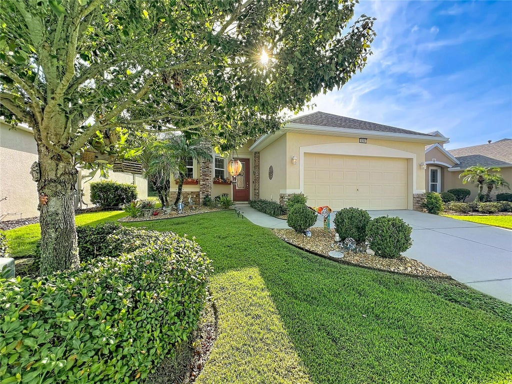 Photo of 8290 Bridgeport Bay Cir, Mount Dora, FL 32757 (MLS # G5117966)