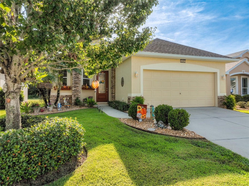 Photo of 8290 Bridgeport Bay Cir, Mount Dora, FL 32757 (MLS # G5117966)