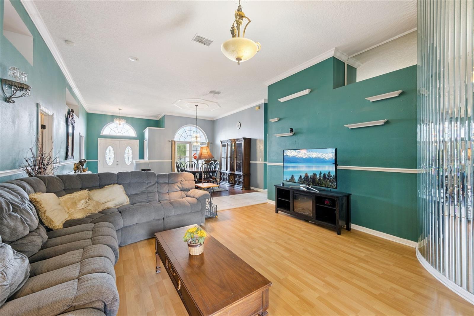 2087 WESTBOURNE DRIVE