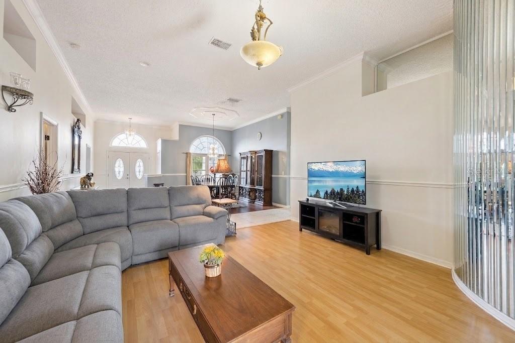 2087 WESTBOURNE DRIVE